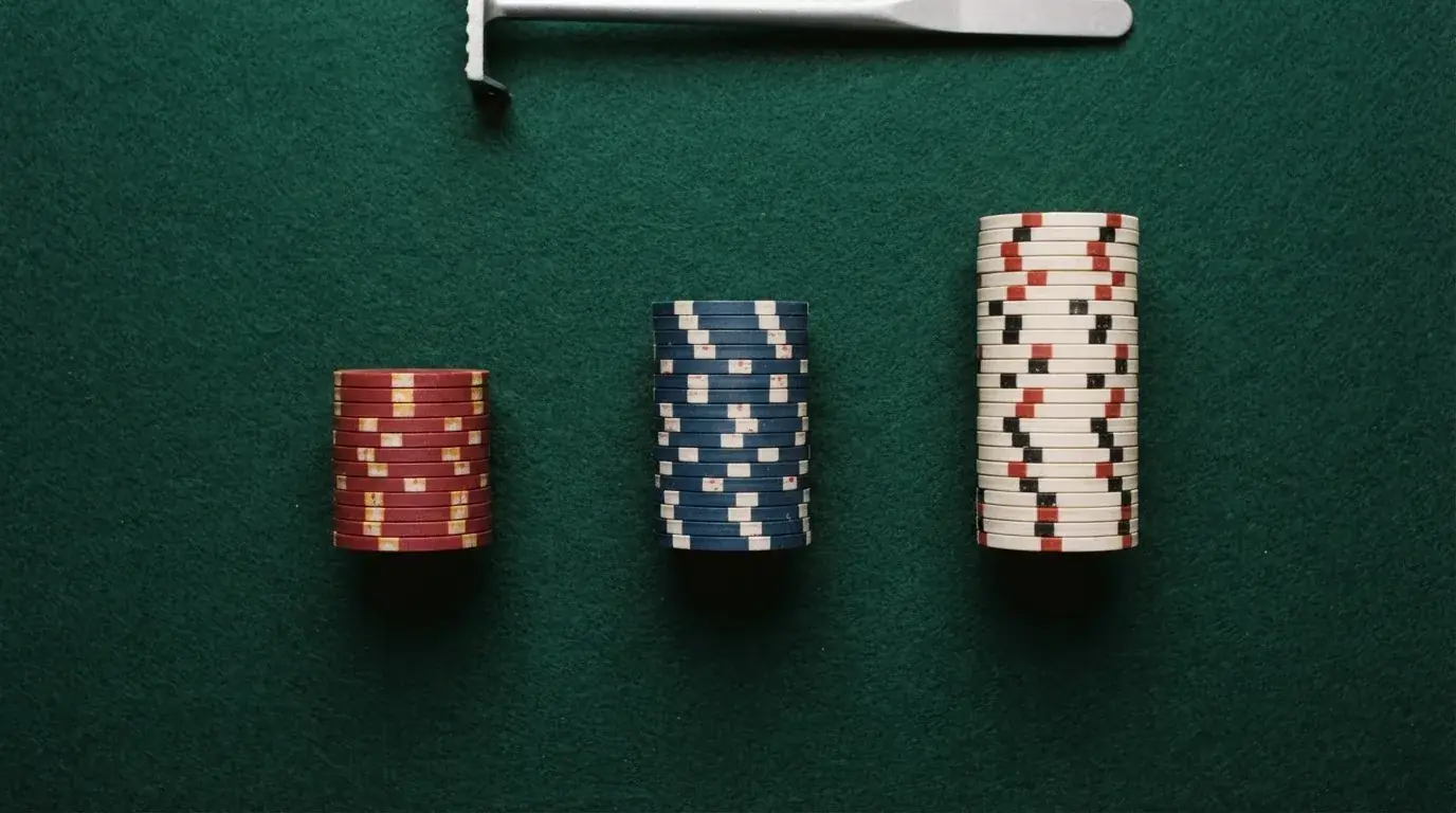 Pantalla dividida con los logotipos de varios casinos online españoles ordenados junto a su importe mínimo de depósito
